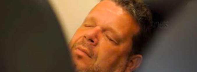 Alberto Chicote "durmiendo" mientras "viajaba a Tailandia"