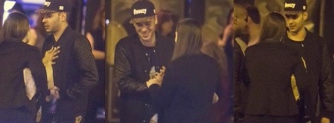 Omar fotografiado con una chica en actitud comprometida