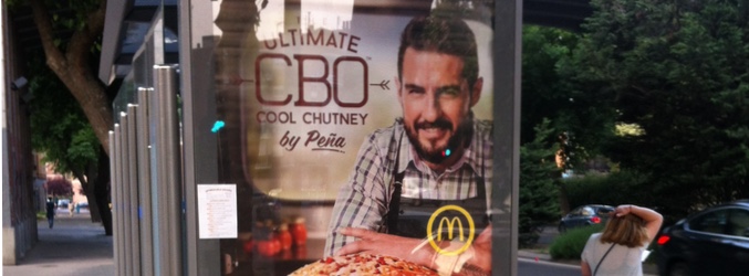 Promoción de la hamburguesa de Peña en una marquesina de Madrid