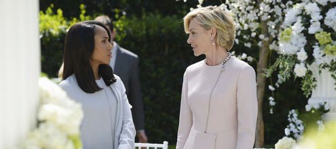 Kerry Washington y Portia de Rossi conversan en una escena de &#39;Scandal&#39;