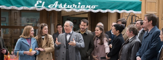 Los vecinos celebrando la inauguración del Asturiano