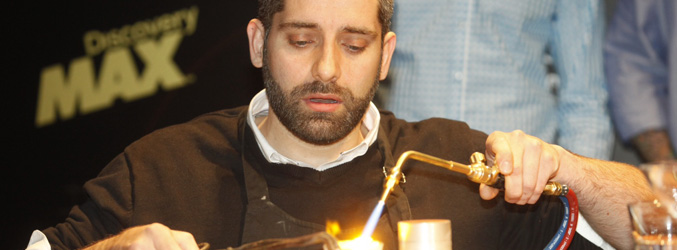 Pablo Cimadevilla durante el proceso de fabricación del logo del programa