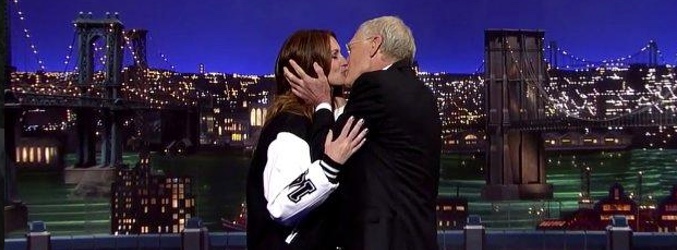 David Letterman besando a Julia Roberts