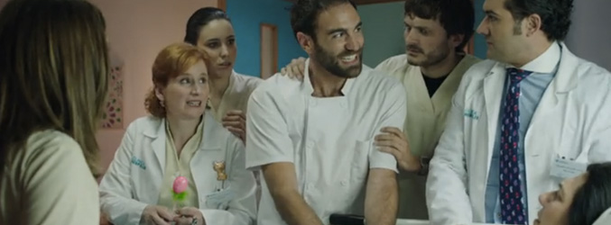 Iñaki (Jon Plazaola) junto al equipo médico del Hospital Hispalis en 'Allí abajo'