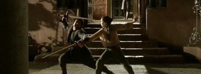 Arya entrenando con su espada de madera