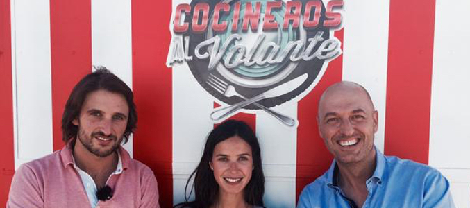 Paula Prendes con los dos chefs jurado de 'Cocineros al volante'