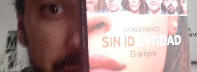 Ramón Tarrés con su libro