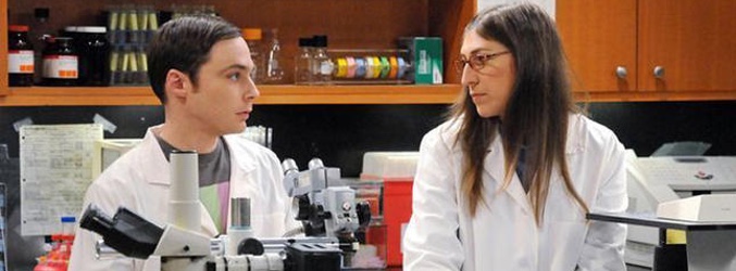 Sheldon y Amy en el laboratorio