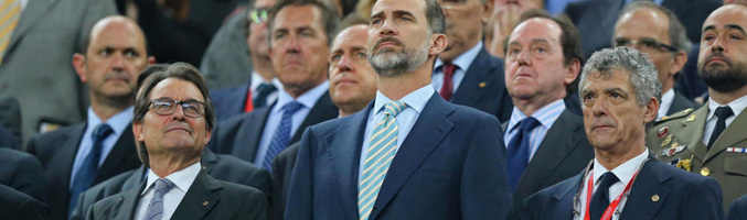 Felipe VI junto a Artur Mas durante la pitada al himno