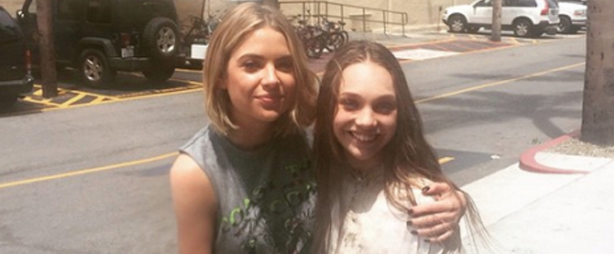 Ashley Benson con Maddie Zigler en el set de rodaje