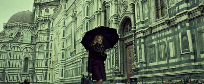 Bedelia Du Maurier pasea por las calles de Florencia