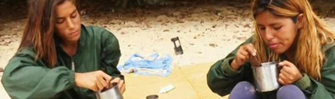 Chabelita hablando con Suhaila sobre su madre en Honduras