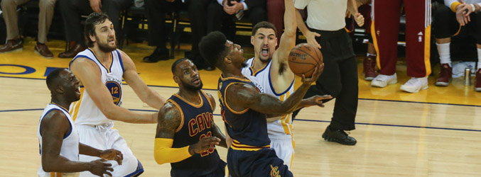 Los Cavaliers de Cleveland disputa la prórroga del 2º partido de la final de la NBA frente a los Warriors de Golden State