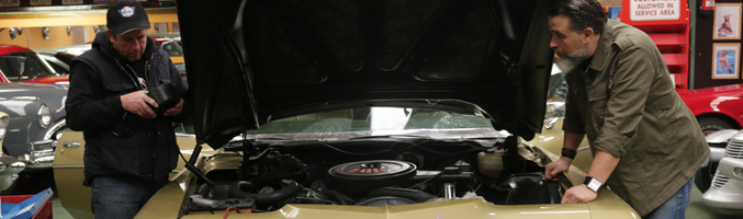 José Vicente y su equipo de artesanos del motor vuelven a ponerse manos a la obra en el taller de 'House of cars'