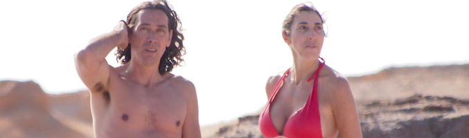 Paz Padilla y Antonio Juan Vidal Agarrado en la playa