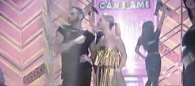 Soraya interpreta la sintonía en este primer programa