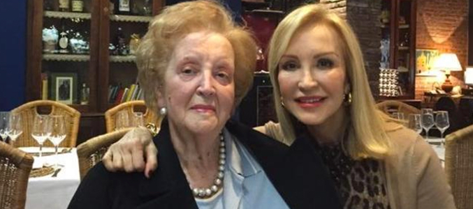 Carmen Lomana posa junto a su madre, Fefa