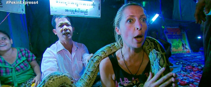 Bea con la serpiente en la feria