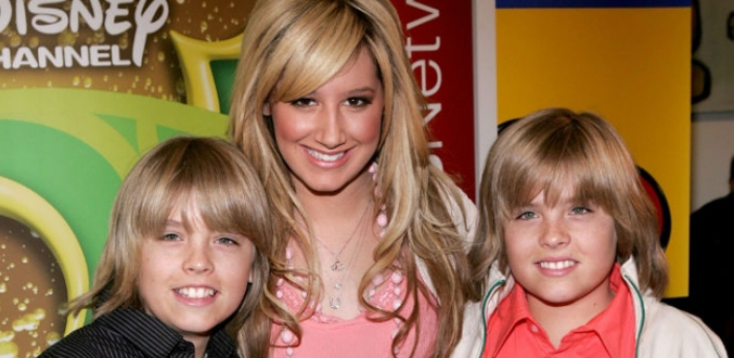 Cole Sprouse, Ashley Tisdale y Dylan Sprouse en los Splashlight Studios en 2006