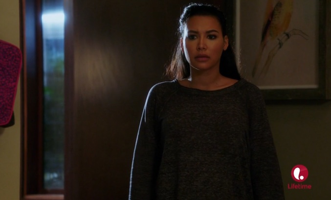 Naya Rivera, jersey XXL oscuro en 'Devious Maids'