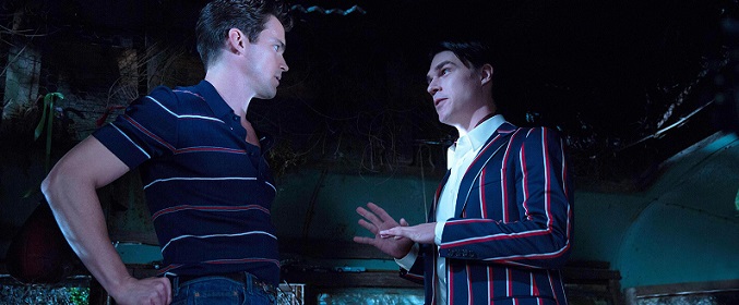 Finn Wittrock (derecha) junto a Matt Bomer (izquierda) en 'American Horror Story: Freak Show'