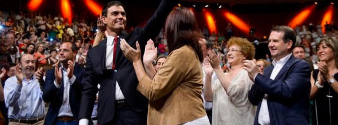 Beatriz Carvajal aplaudiendo en la proclamación de Pedro Sánchez