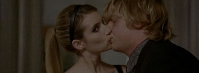 Emma Roberts en una escena junto a Evan Peters