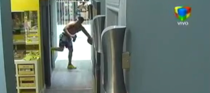 Mariano abre una puerta de una patada