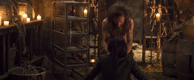 El hombre enjaulado trata de estrangular a Chiyoh