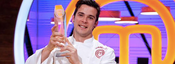 Carlos, con el trofeo de ganador de la tercera edición de 'MasterChef