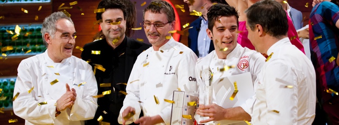 Carlos junto a los chefs que le otorgaron el premio