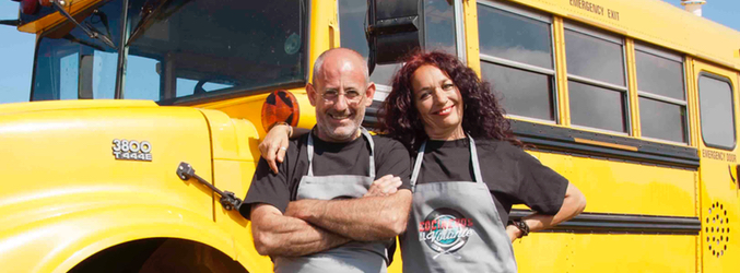 Agustín y María forman la Crepería School Bus