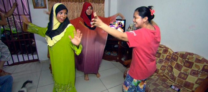 María del Amor y Yareli bailan con el traje típico malayo