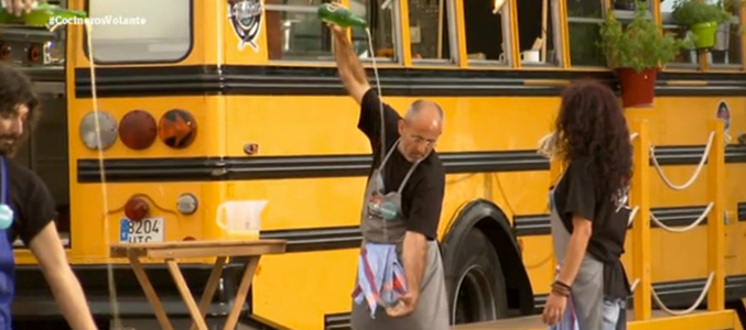 Concursantes de &#39;Cocineros al volante&#39; escanciando sidra asturiana