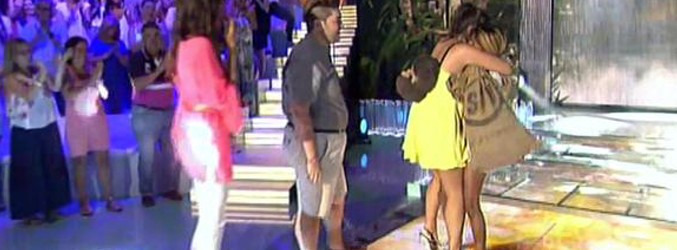 Isa Pantoja fue recibida por sus compañeros y amigos tras la expulsión