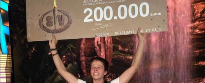 Christopher junto a su premio de 200.000 euros