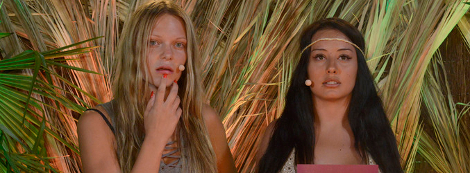 Luisa y Lorena durante la primera gala de 'Pasaporte a la isla'