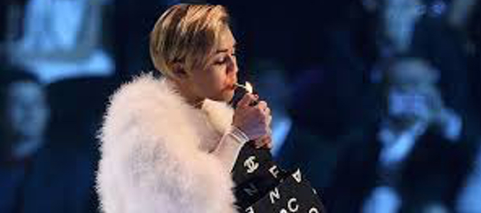 Miley se encendió un porro en directo al recoger su premio al Mejor Vídeo en los EMA de 2013