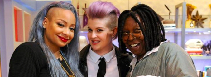 Kelly Osbourne junto a Raven-Symoné y Whoopi Goldberg en 'The View'