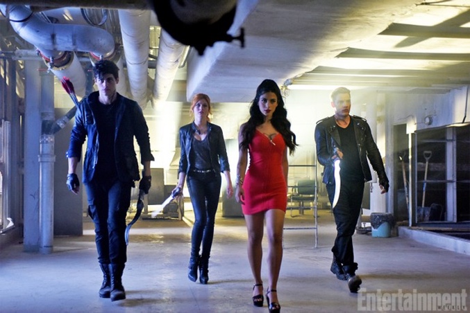 Jace, Clary, Alec e Isabelle en una misión de rescate