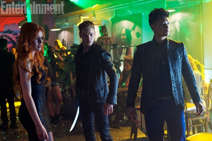Clary y Jace irrumpiendo una fiesta de brujos
