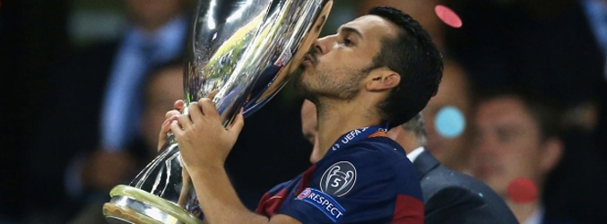Pedro besa la Supercopa de Europa 2015 ganada al Sevilla