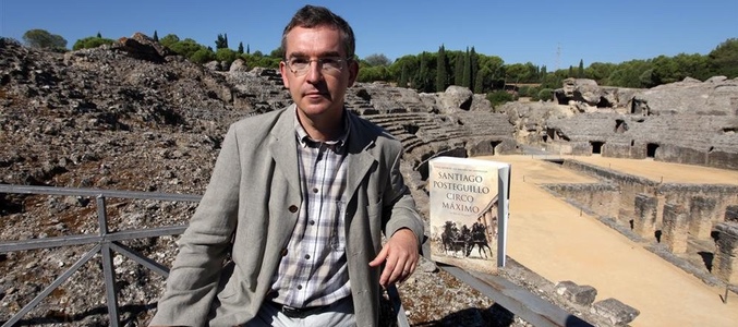 El escritor en la presentación de una de sus novelas