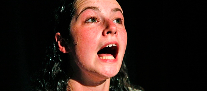 Molly Vevers durante su interpretación