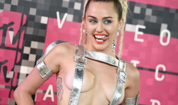 La cantante ha sido criticada por sus provocativos modelitos