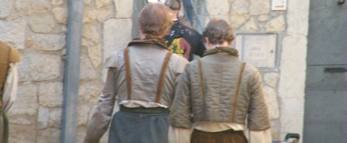 Extras de la serie se pasen por las calles de Girona