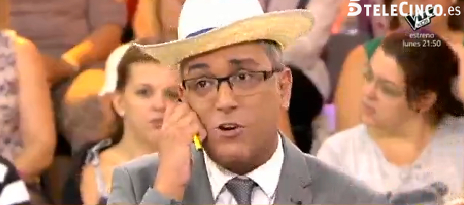 A Kiko Hernandez lue gusta el sombrero de Amador en 'Sálvame Deluxe'