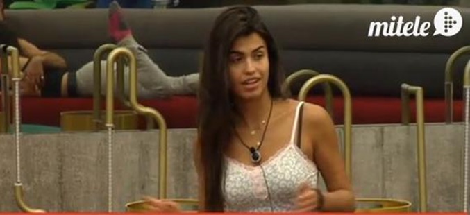 Sofía gritando y llamando la plásticos a Amanda