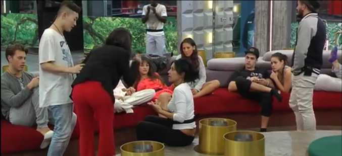 Raquel recriminando a Maite su comentario