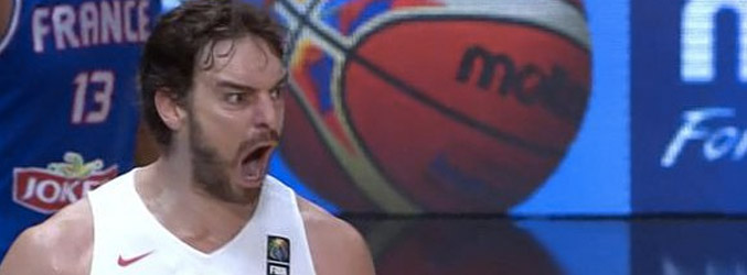 Gasol cambia su gesto tras un espectacular mate en el partido España contra Francia